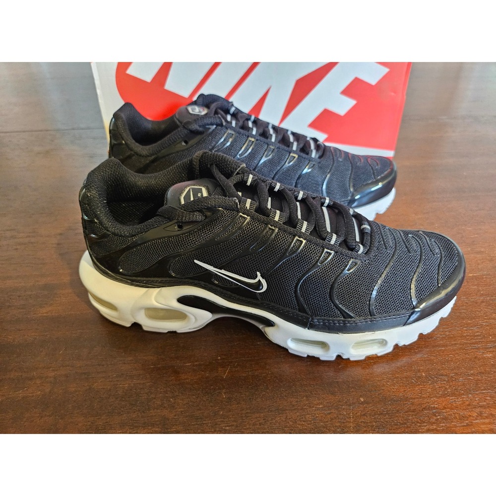 Nike Air Max Plus Sneakers Womens 6 Black White DM2362-001 Tuned Air Running